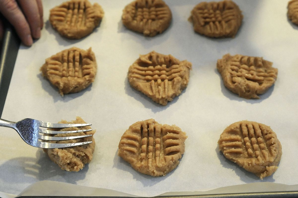 Shannon Peckham of Spokane makes peanut butter cookies at Linda Meyer’s gifts from the kitchen class.
