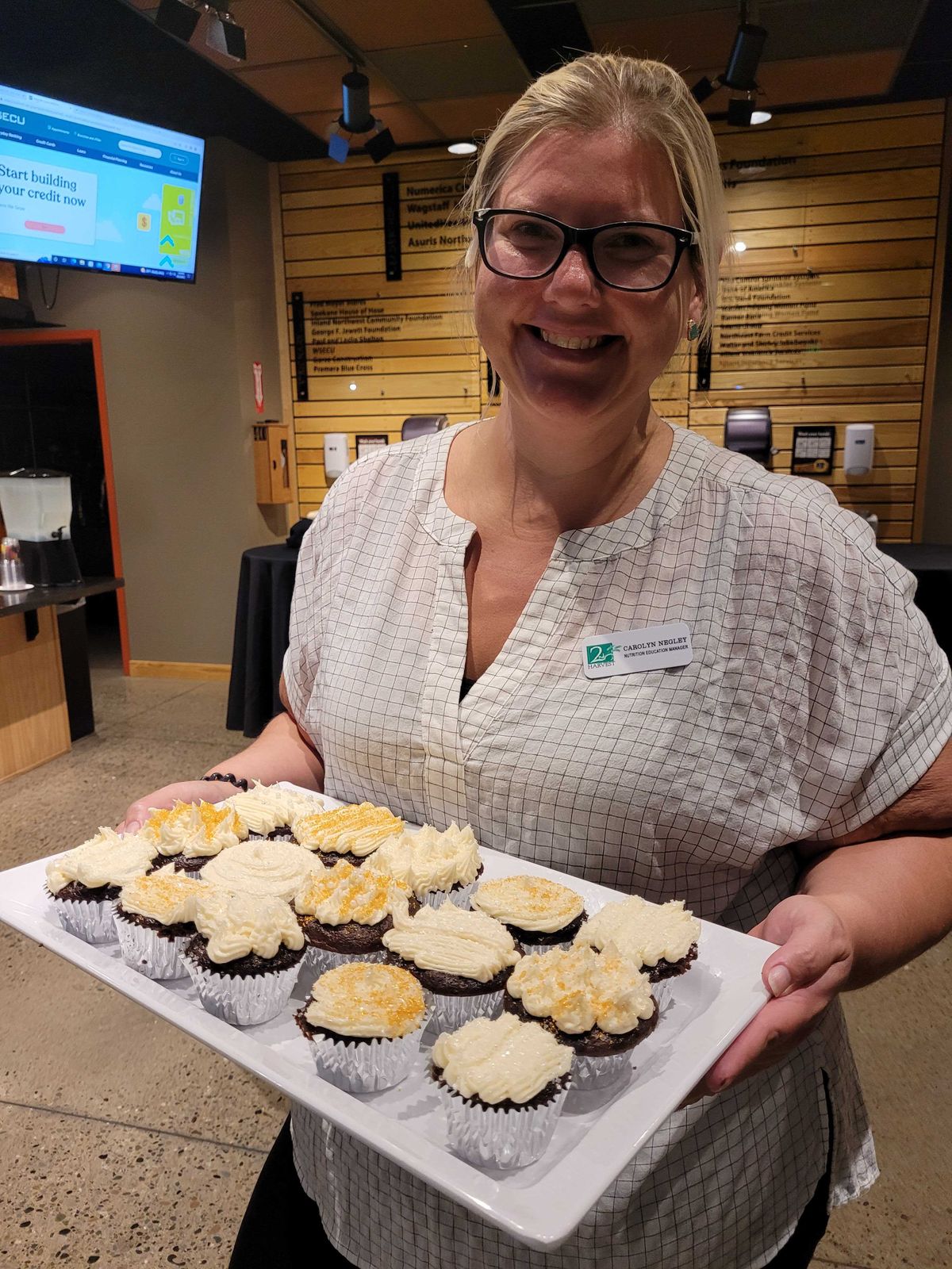 {span}Carolyn Negley, RD, holds a tray of cupcakes.{/span}  (Courtesy of Carolyn Negley)