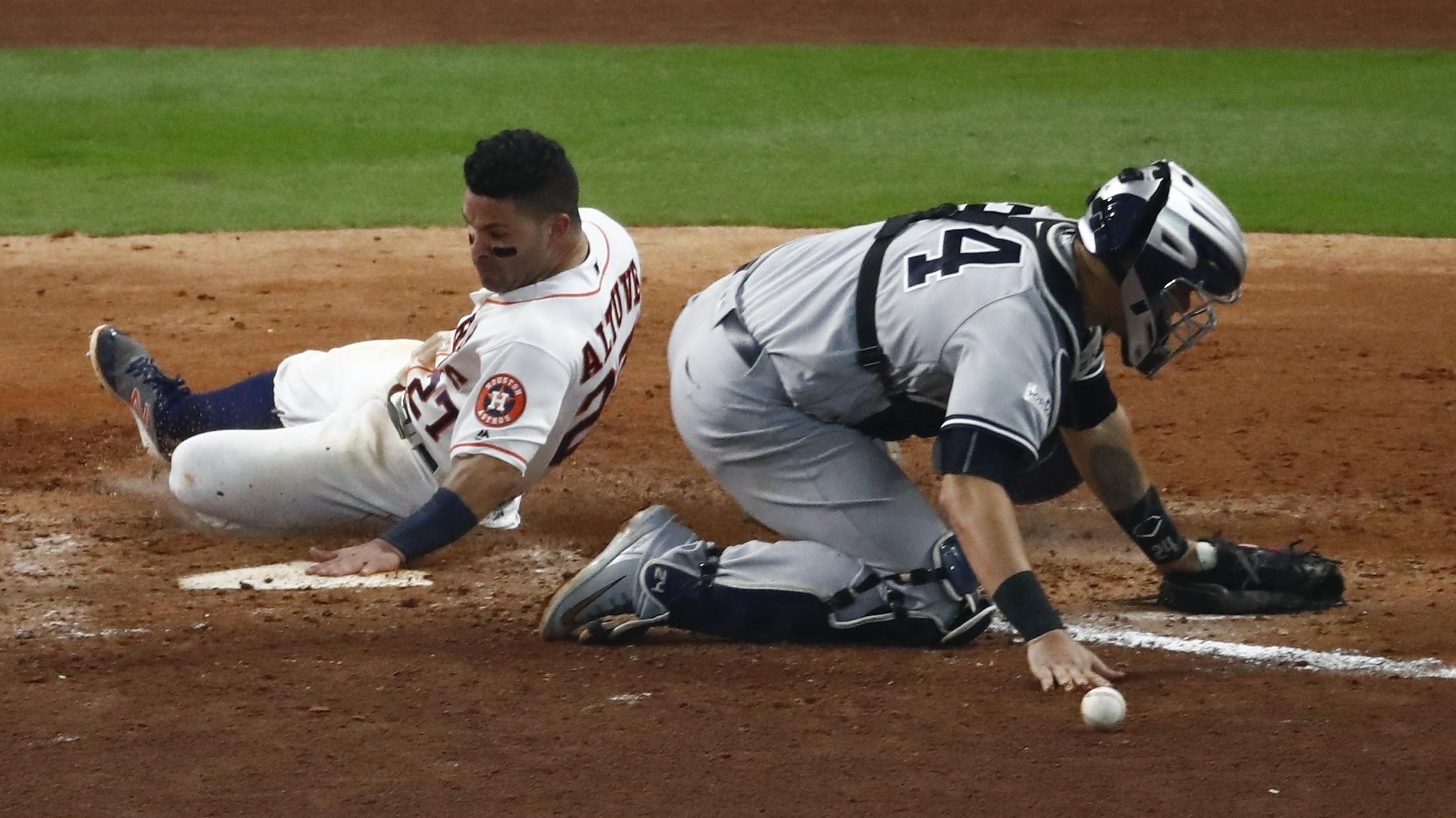 Altuve's dash lifts Verlander, Astros over Yanks in Game 2