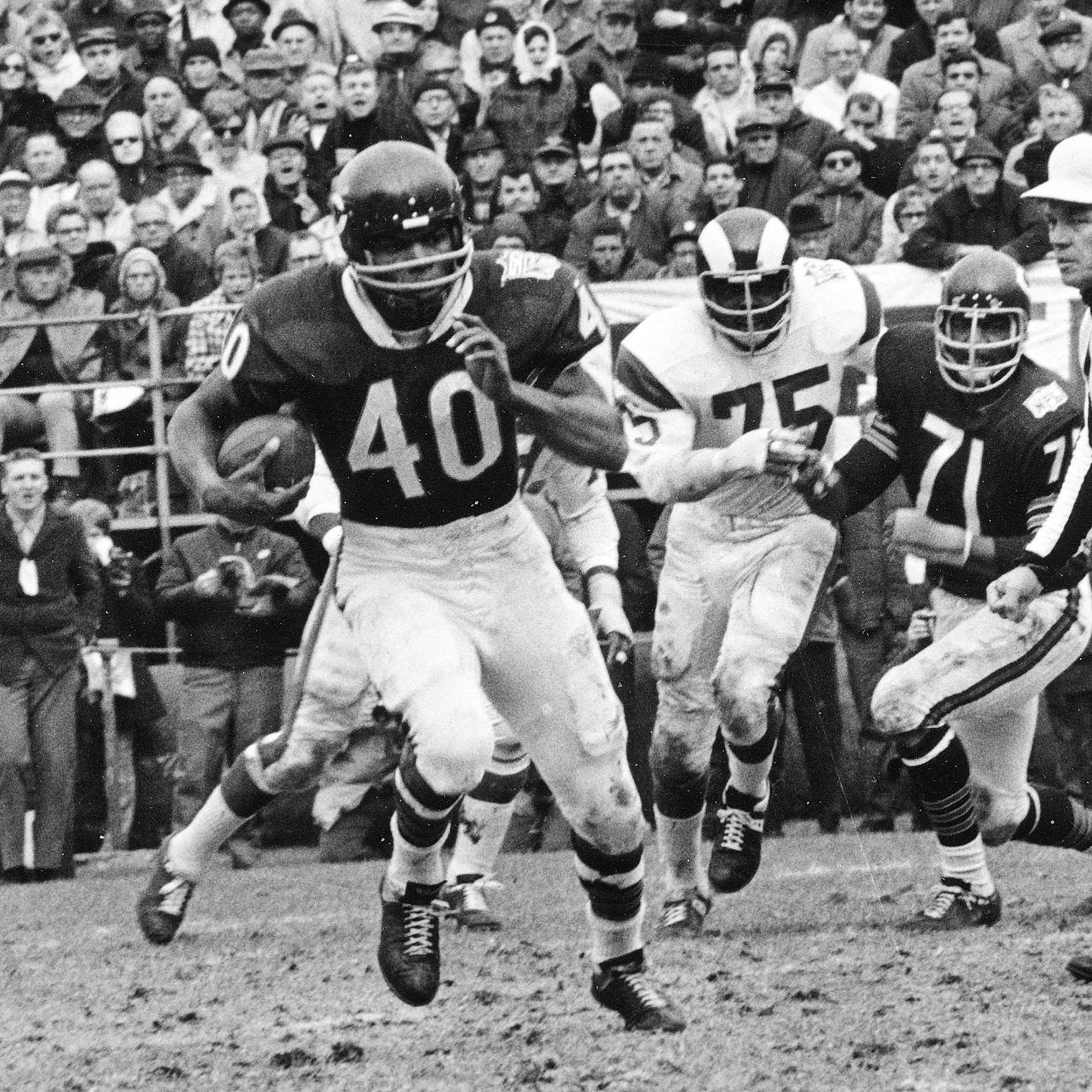 Gale Sayers Dies; Elusive Hall of Fame Running Back Was 77 - The New York  Times