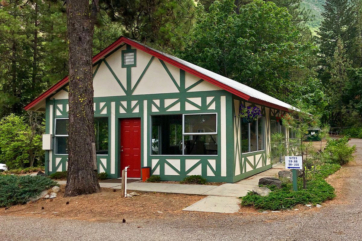 The pavilion is a convenient gathering space at Icicle River RV Resort.   (Leslie Kelly)
