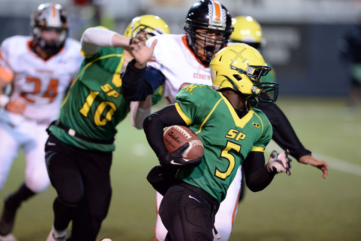 Shadle Park running back Alvin Welch eludes a defender on a kickoff return. The Highlanders’ victory set up a rematch with Mt. Spokane. (Jesse Tinsley)