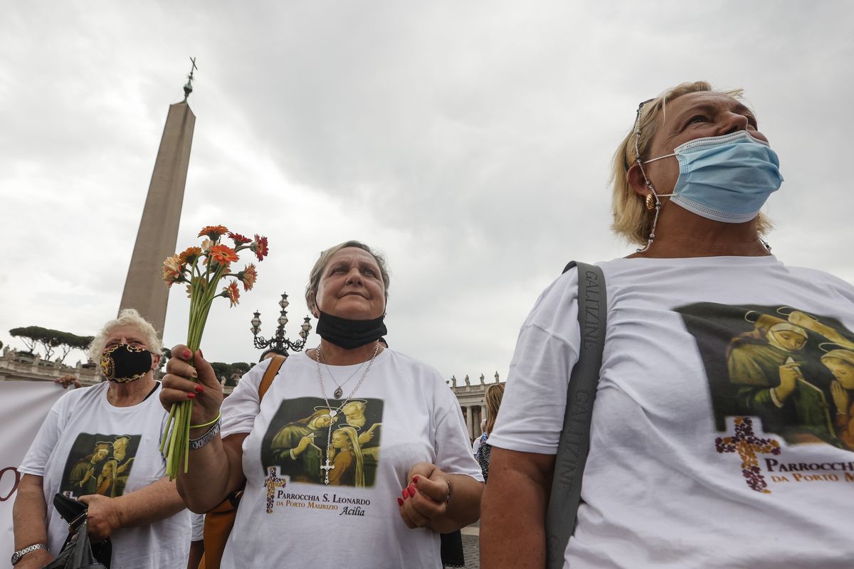 Faithful gather in St. Peter