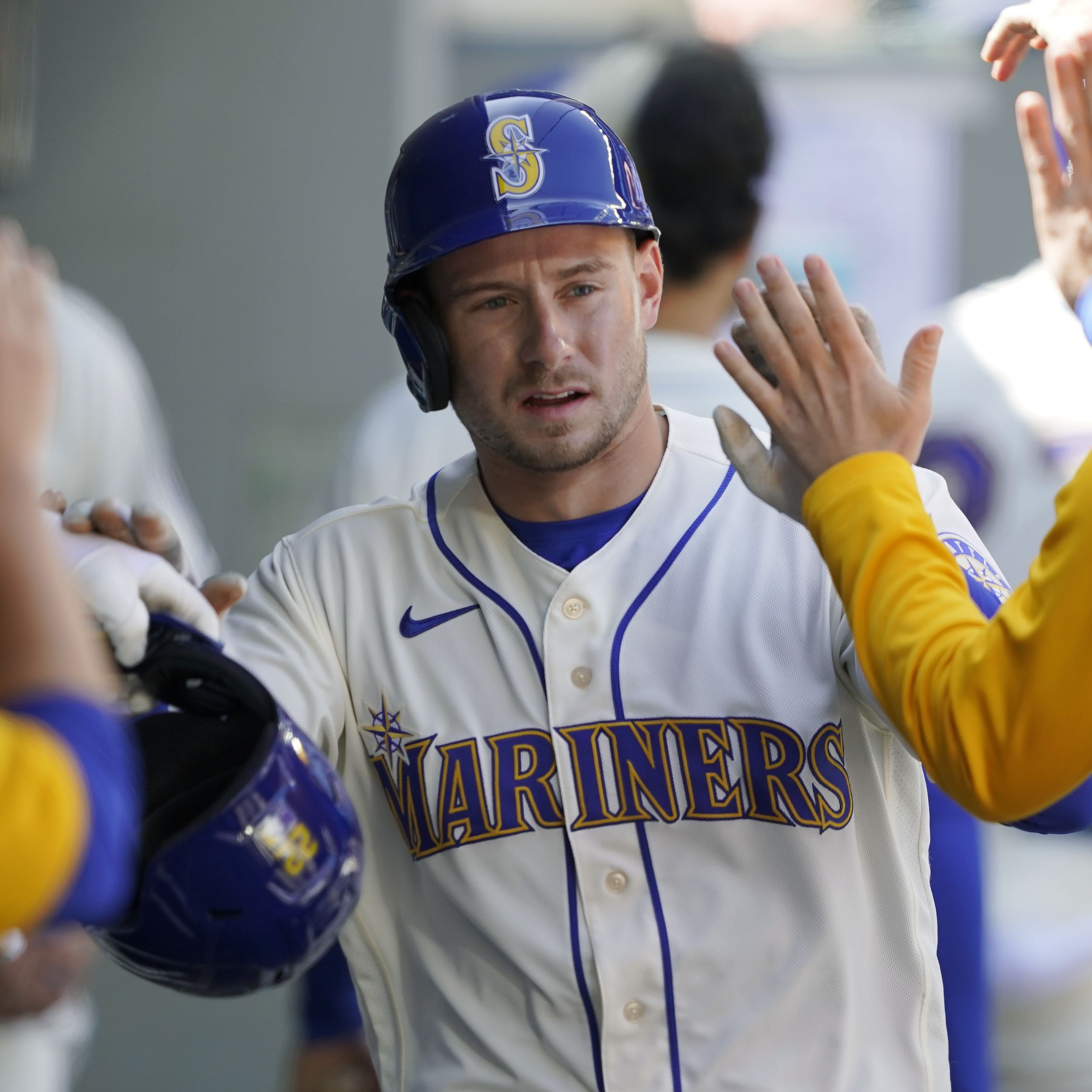 Mariners show off new uniforms, but they don't help them connect vs. Astros