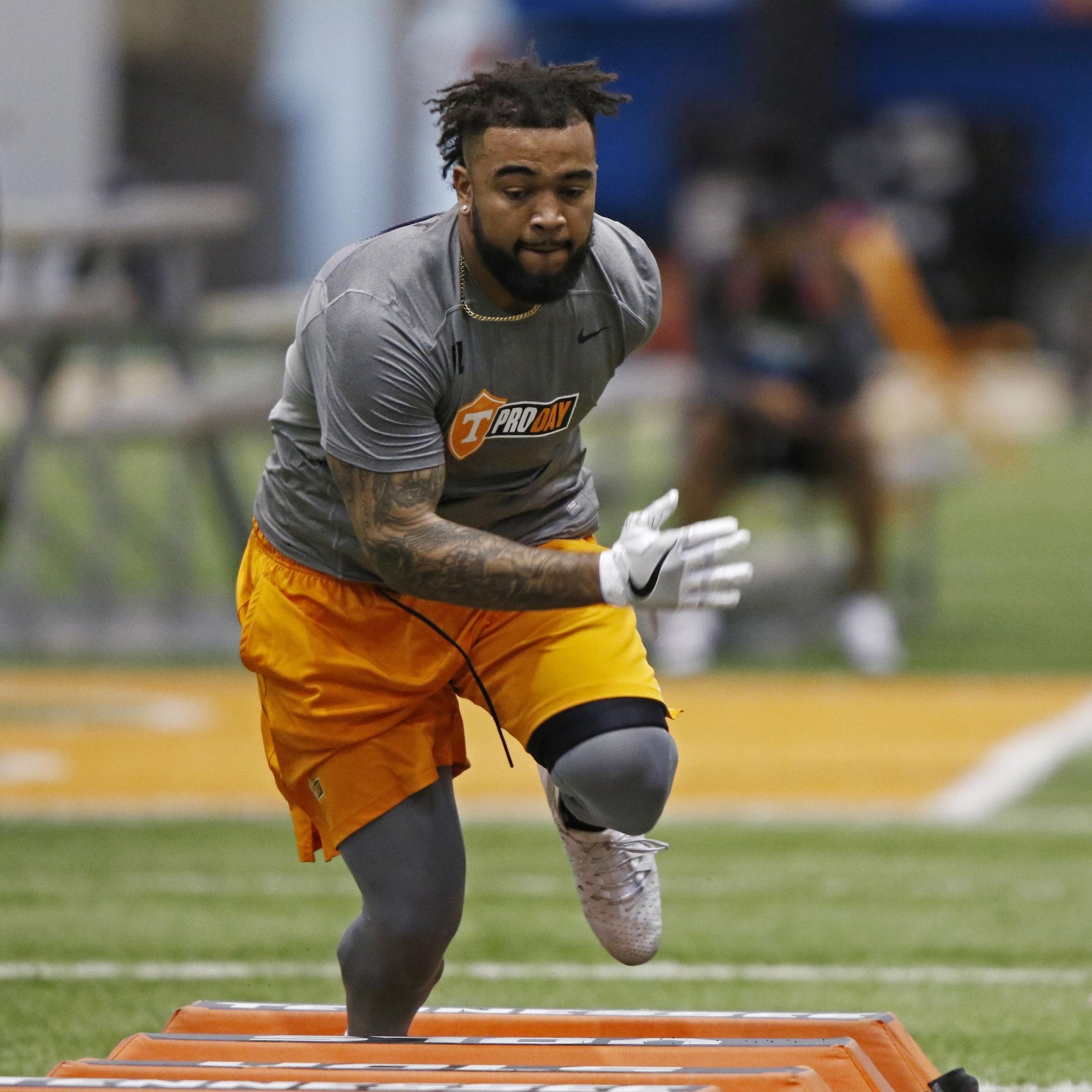 Should Tennessee Vols Defensive End Derek Barnett be a Heisman