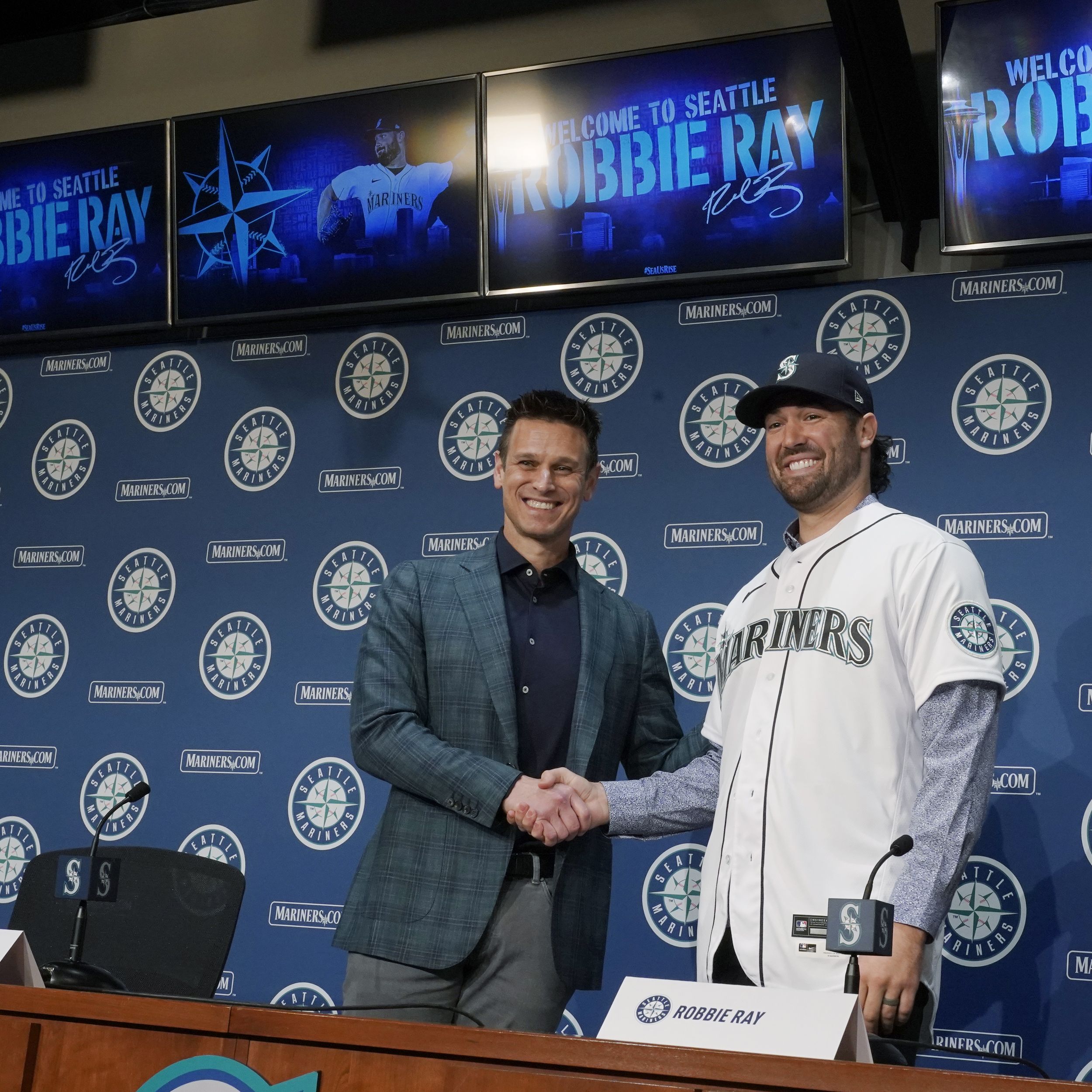 Seattle Mariners sign free agent Robbie Ray, acquire Adam Frazier
