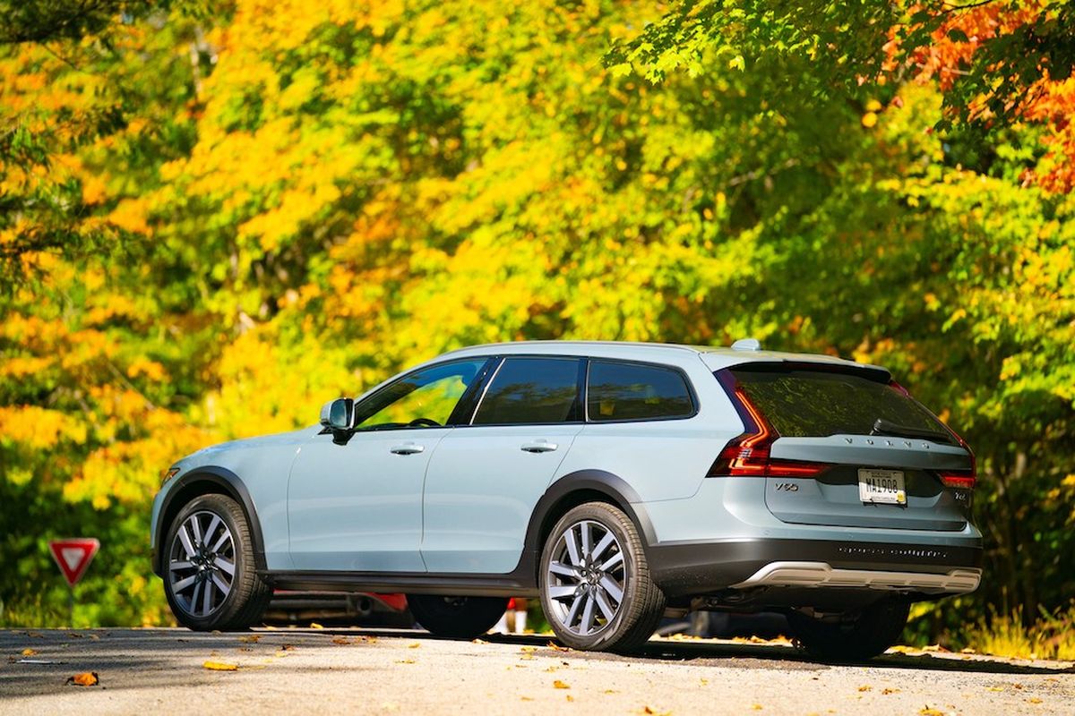 2021 Volvo V90 Cross Country T6: AWD Volvo's lifted midsize wagon expresses  elegance and utility the Swedish way