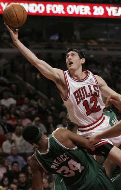 
Paul Pierce of the Boston Celtics takes a charge from Chicago's Kirk Hinrich during Saturday's game. 
 (Associated Press / The Spokesman-Review)