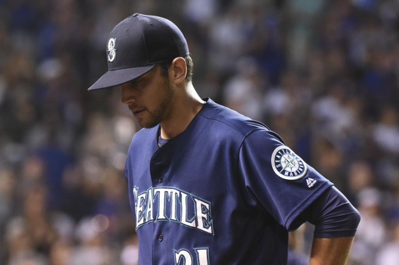 Seattle Mariners relief pitcher Steve Cishek reacts after the Chicago Cubs tied the game 6-6 in the ninth inning. (Matt Marton / Associated Press)