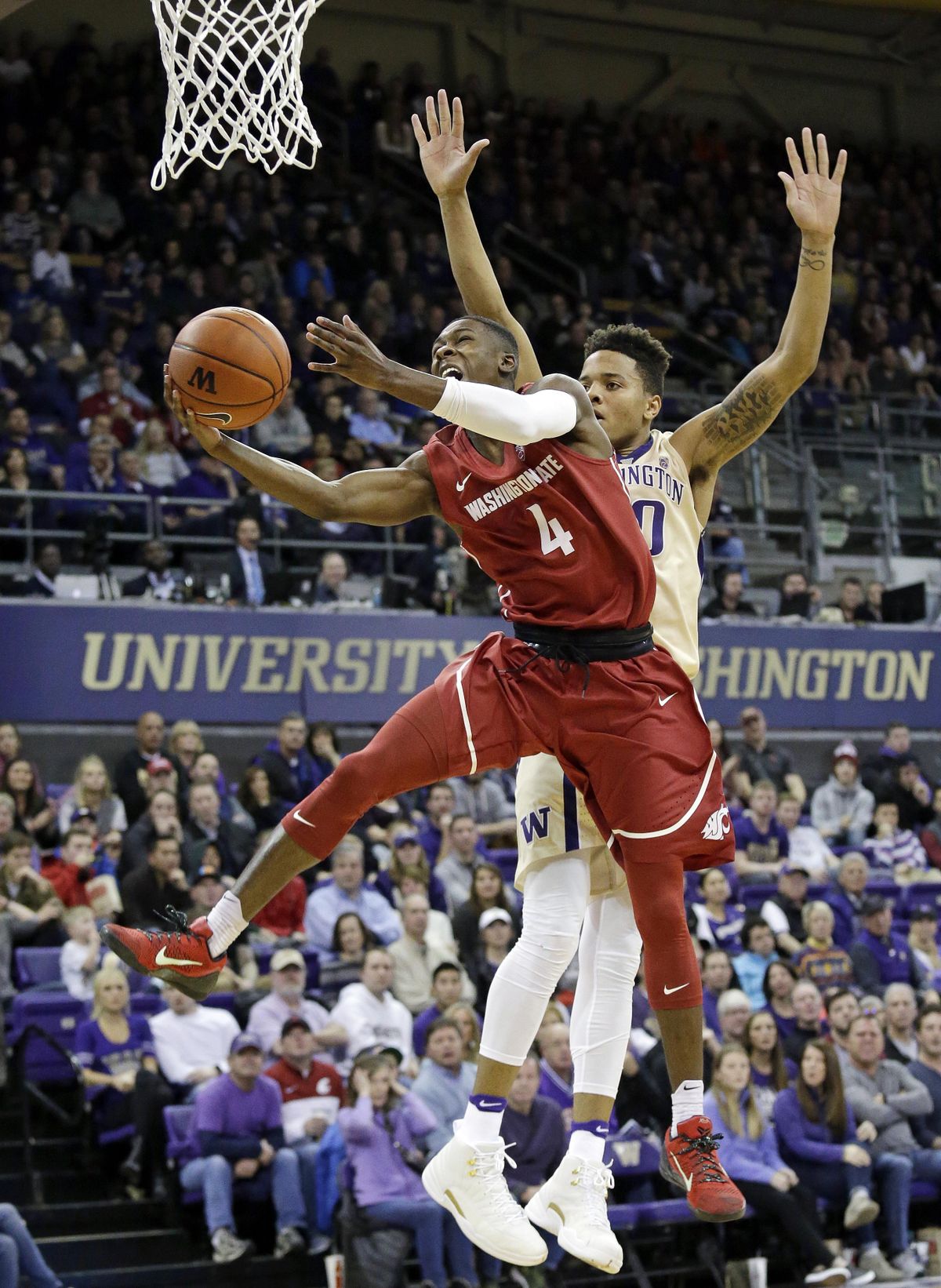 Washington State’s Viont’e Daniels drives to score in front of Washington