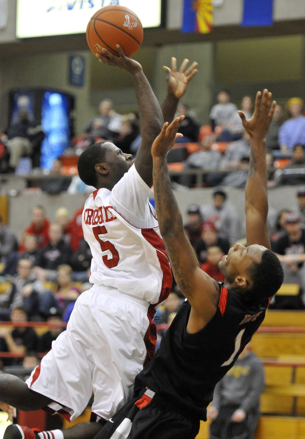 Eastern’s Justin Crosgile, driving against Seattle’s Allen Tate, scored a team-high 15 points in the loss. (Jesse Tinsley)
