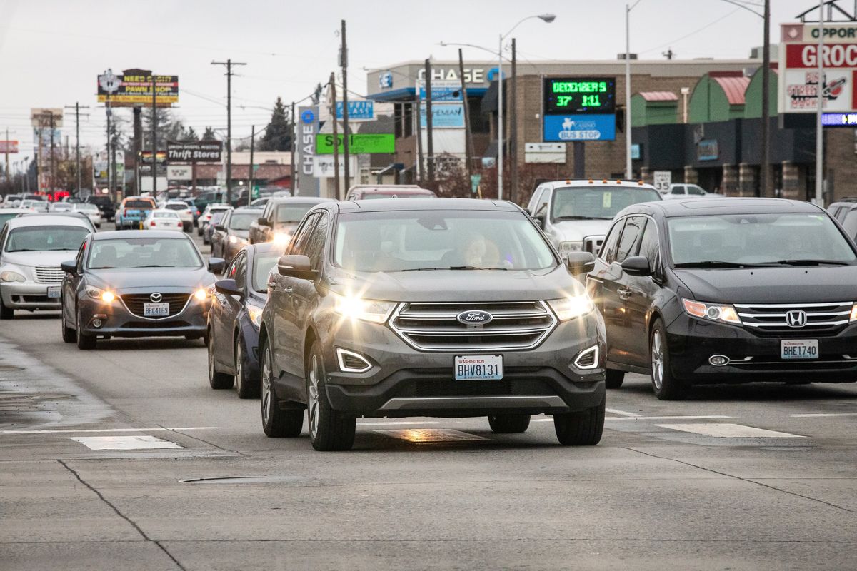 Vehicles pass through the busy intersection at Pines Road and Sprague Avenue in Spokane Valley.  (LIBBY KAMROWSKI/THE SPOKESMAN-REVIEW)