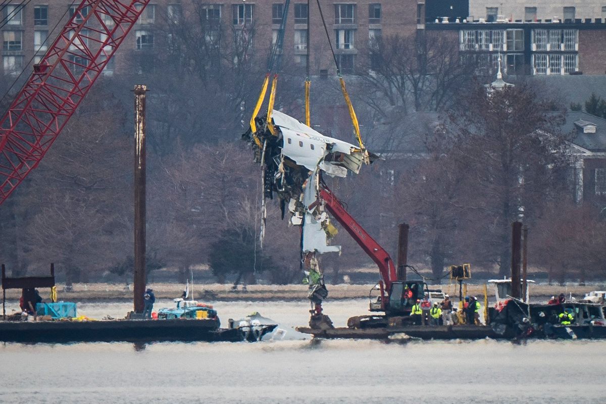 A crane removes airplane wreckage on Feb. 3 from the Potomac River. (Jabin Botsford/The Washington Post)