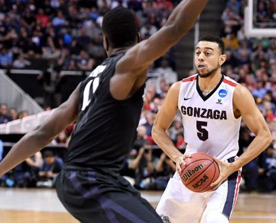 Gonzaga guard Nigel Williams-Goss (5) looks to pass during the first half an NCAA Elite Eight game, Sat., March 25, 2017, in San Jose. (Colin Mulvany/SR photo)