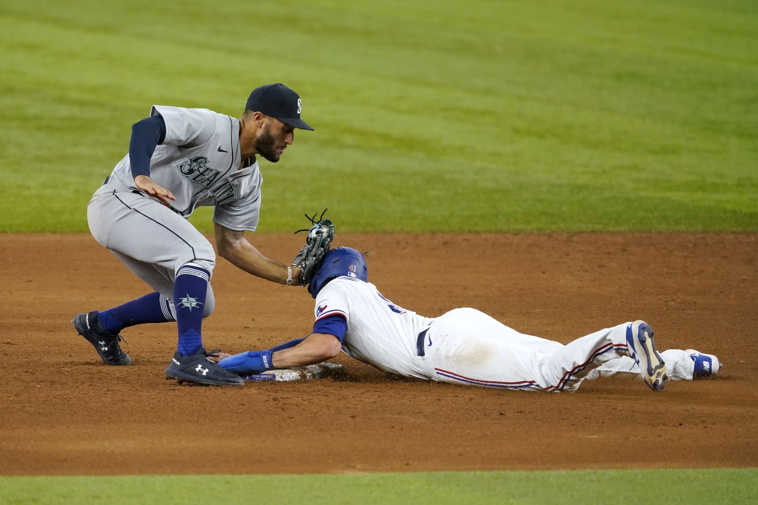 García's 2-run homer in the 10th lifts the Rangers over the struggling