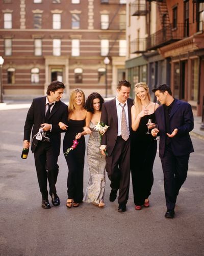Cast members of NBC’s comedy series “Friends,” from left, David Schwimmer, Jennifer Aniston, Courteney Cox, Matthew Perry, Lisa Kudrow and Matt LeBlanc.  (Warner Bros. Television/Hulton Archive/Getty Images North America/TNS)