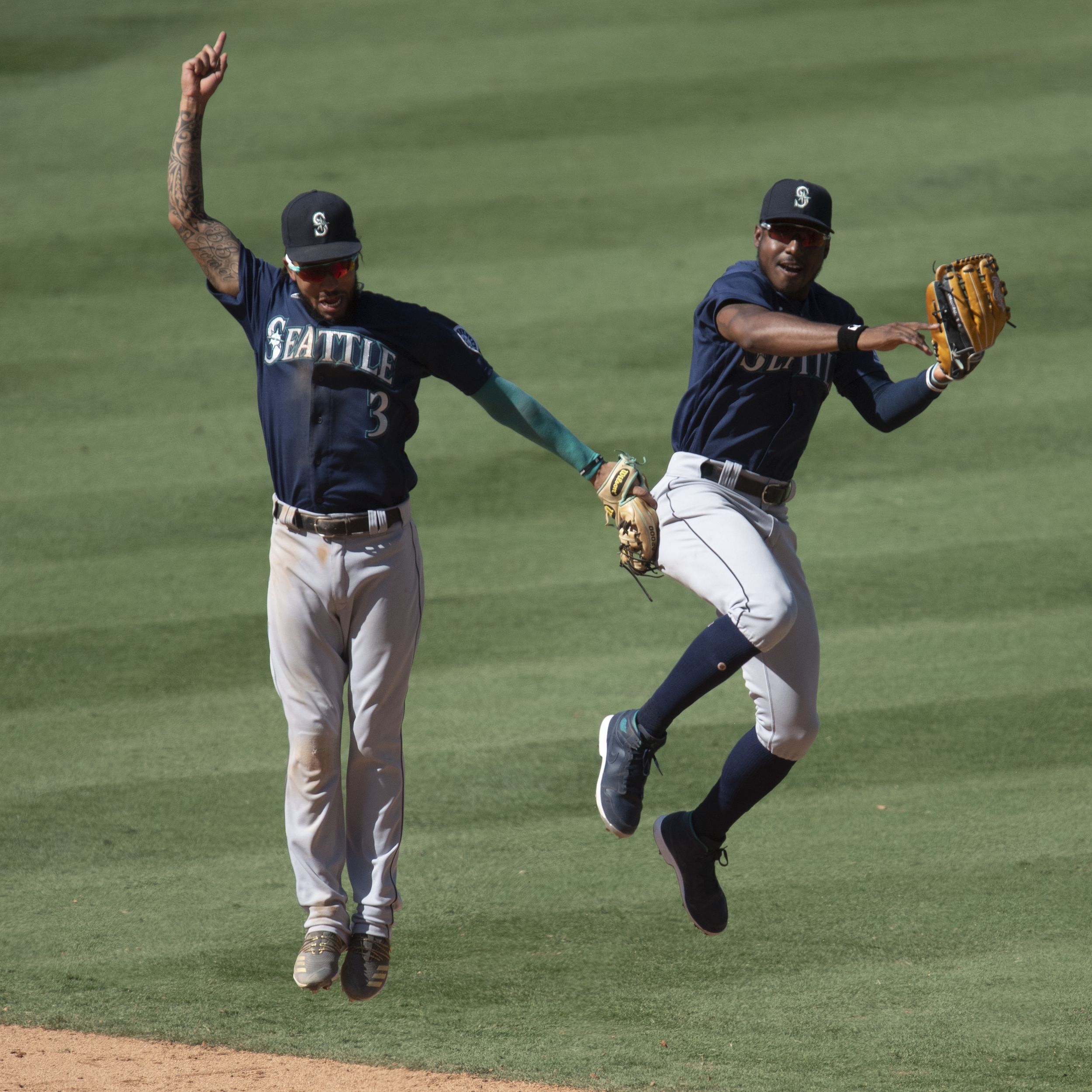 Seattle Mariners trade star pitcher Mark Langston and a player to