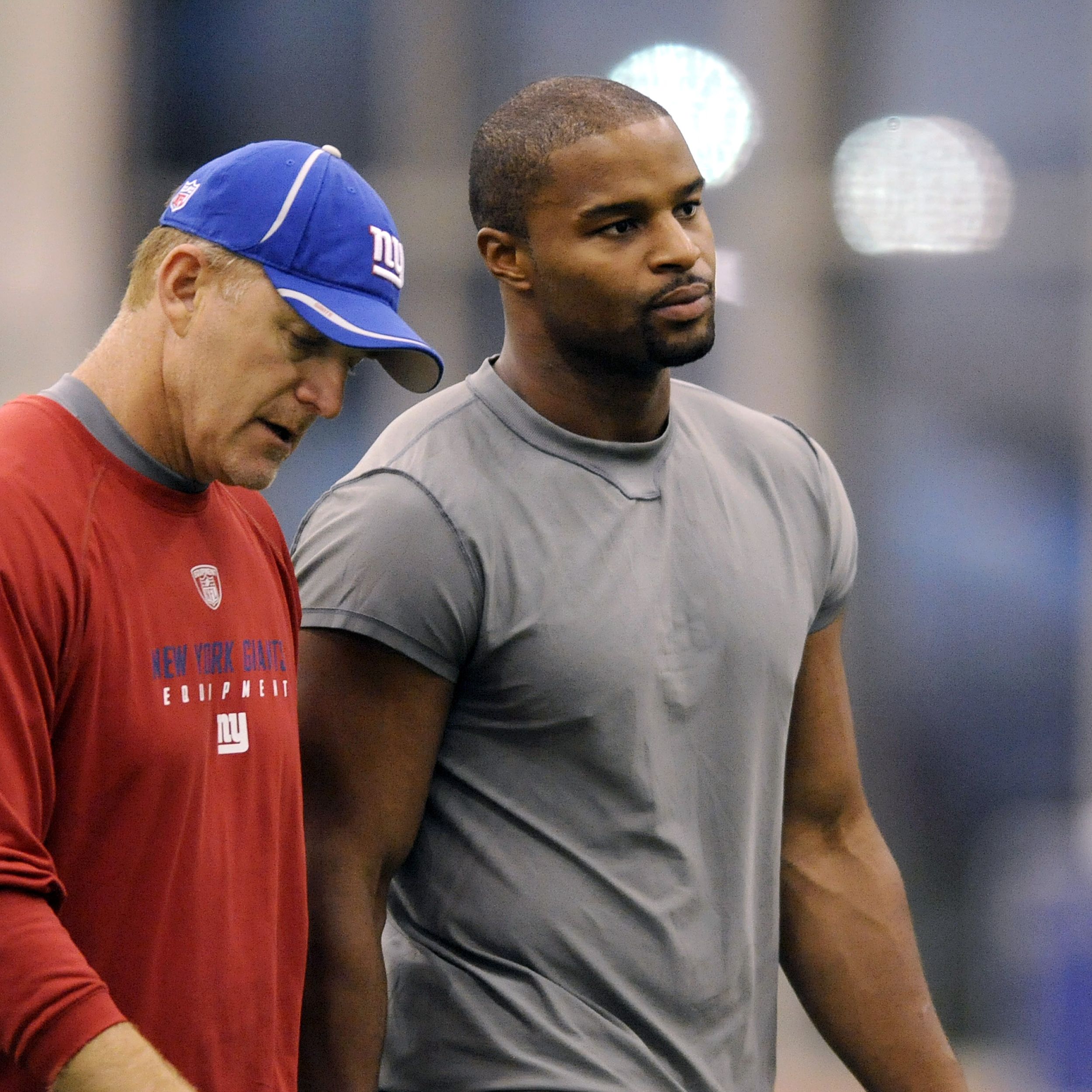 New York Giants DE Osi Umenyiora practices for 1st time since season began  