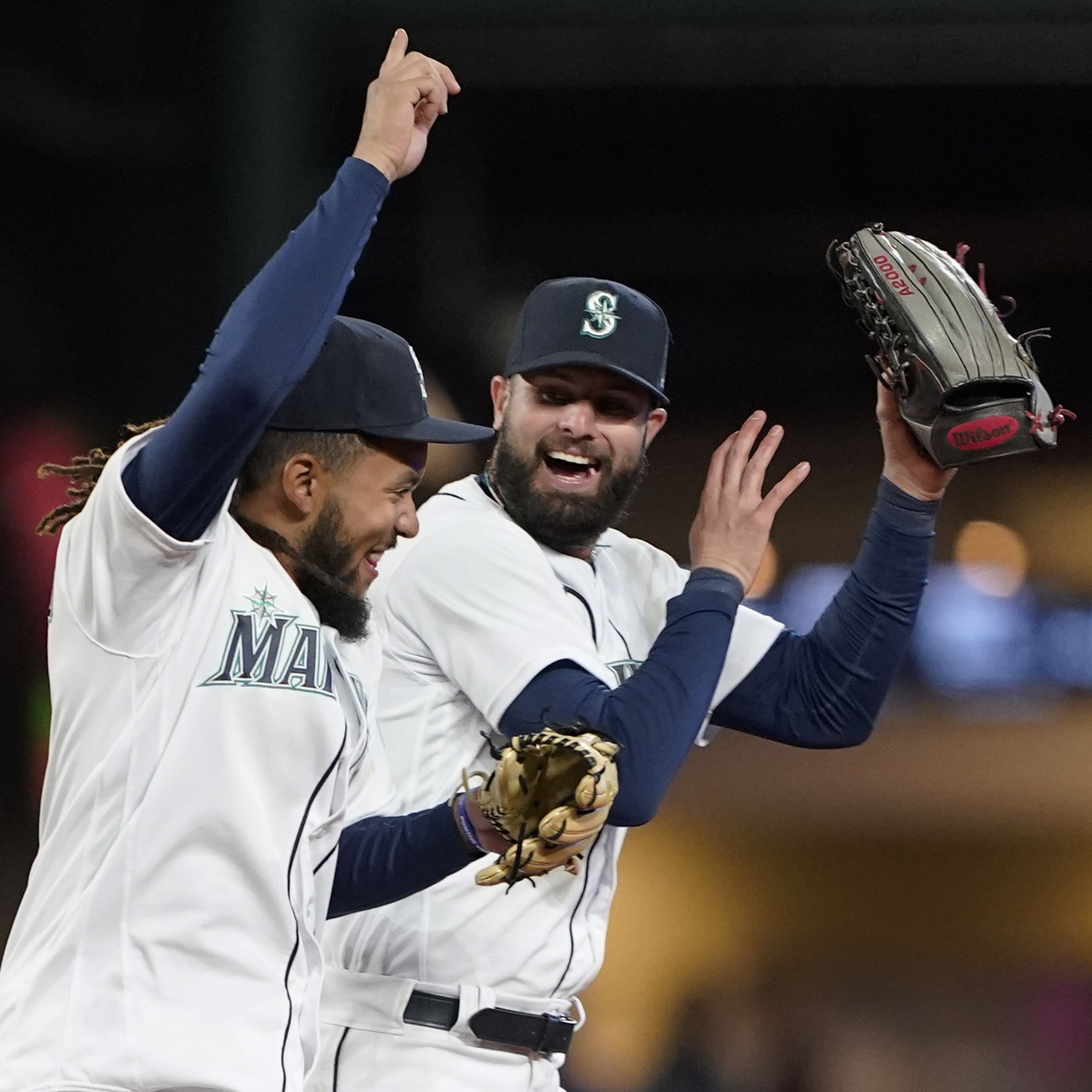 Mariners rebound from first-inning triple play to beat the Rangers