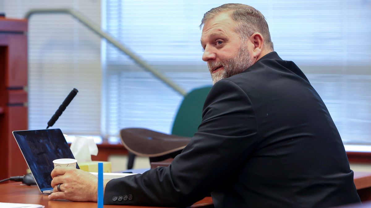 Ammon Bundy glances at the prosecution table during a pause in his trial to clarify a line of questioning with the jury dismissed in Ada County Magistrate Judge Kim Dale’s courtroom Tuesday in Boise.  (Darin Oswald/Idaho Statesman)