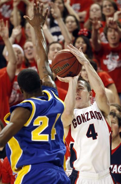 Gonzaga's Chris Pontarolo-Maag looks to shoot gainst Cal State Bakersfield's Stephon Carter during the second half of an NCAA college basketball game in Spokane, Wash., Tuesday, March 2, 2010. Gonzaga won 78-59. (Rajah Bose / Fr120940 Ap)
