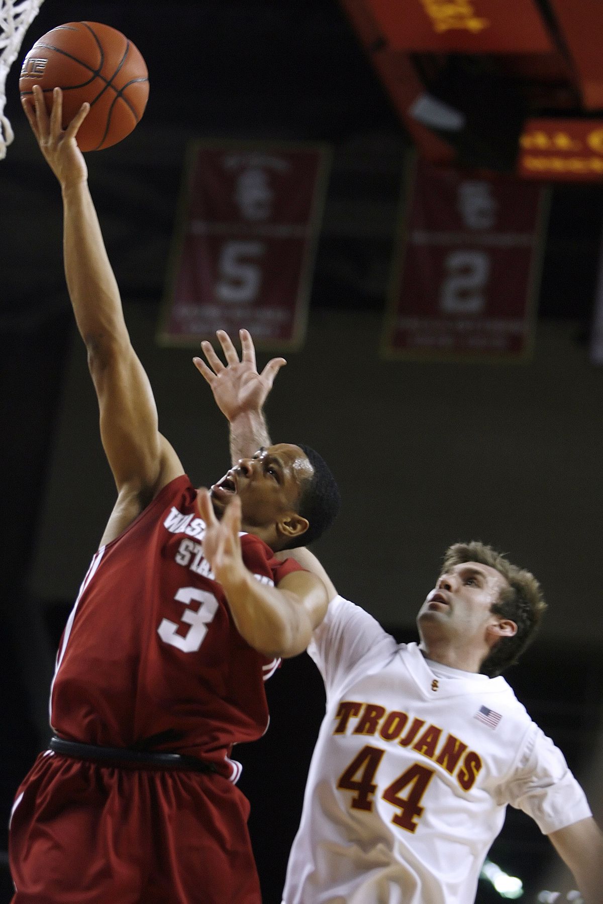 WSU’s Reggie Moore beats USC’s Mike Gerrity to the basket.   (Associated Press / Fr170211 Ap)