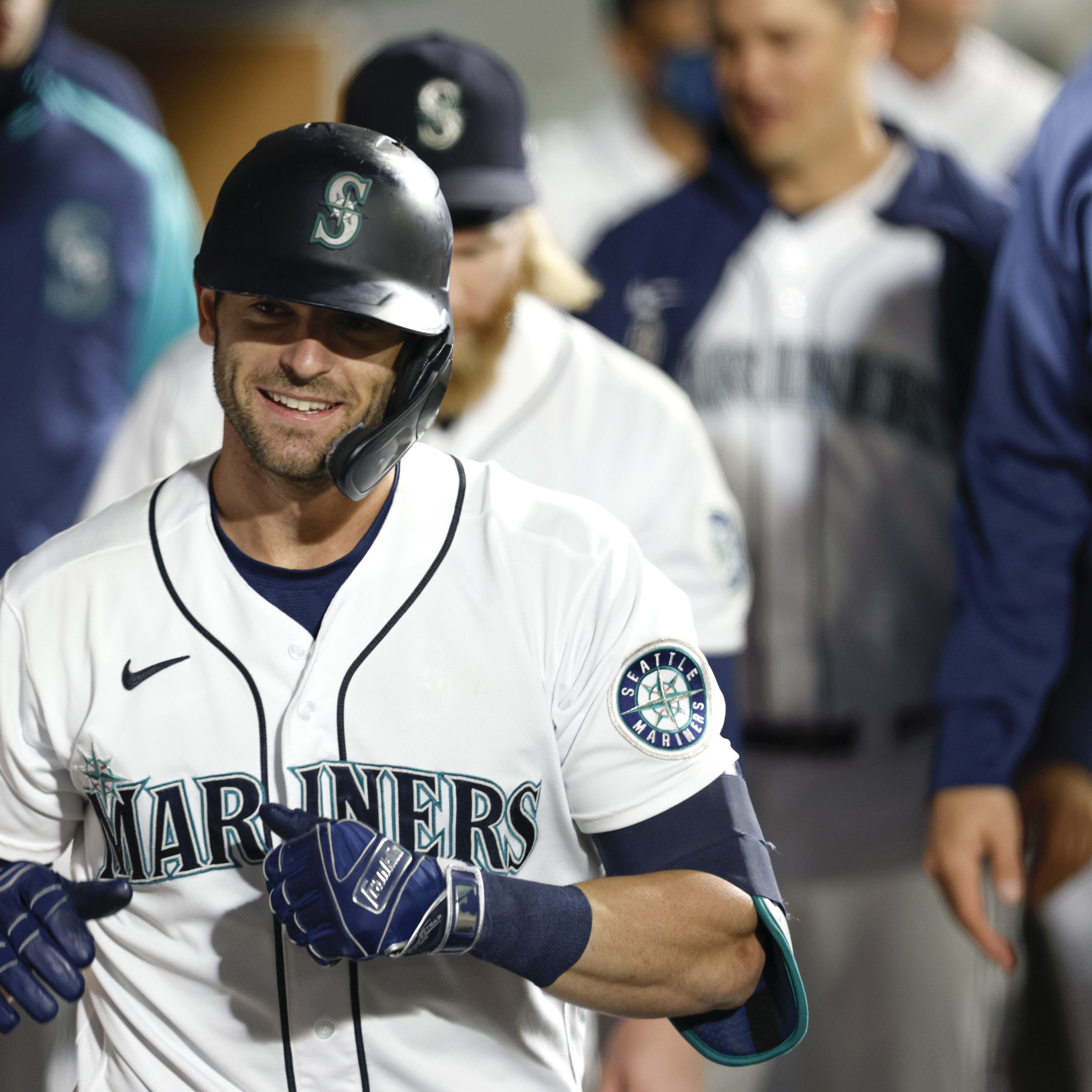 Mitch Haniger's 100th career homer helps M's beat A's 4-2, close