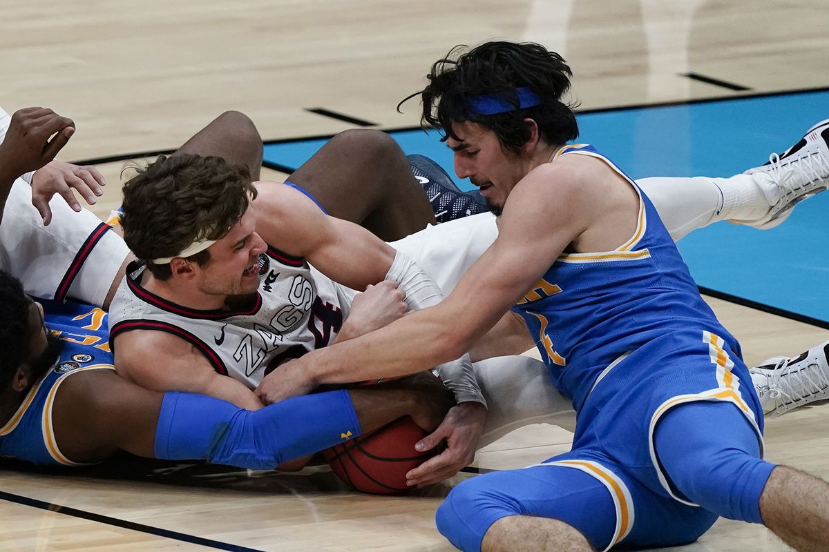 Gonzaga forward Corey Kispert (24) and UCLA guard Jaime Jaquez Jr., right, battle for a loose ball during the second half of a men