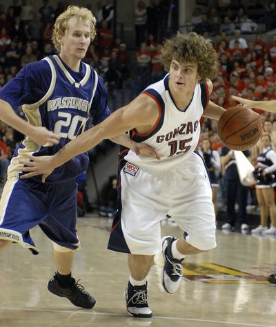 Gonzaga’s Matt Bouldin, making his first start, powers past UW’s Ryan Appleby in the second half on Dec. 9, 2006. (Dan Pelle / The Spokesman-Review)