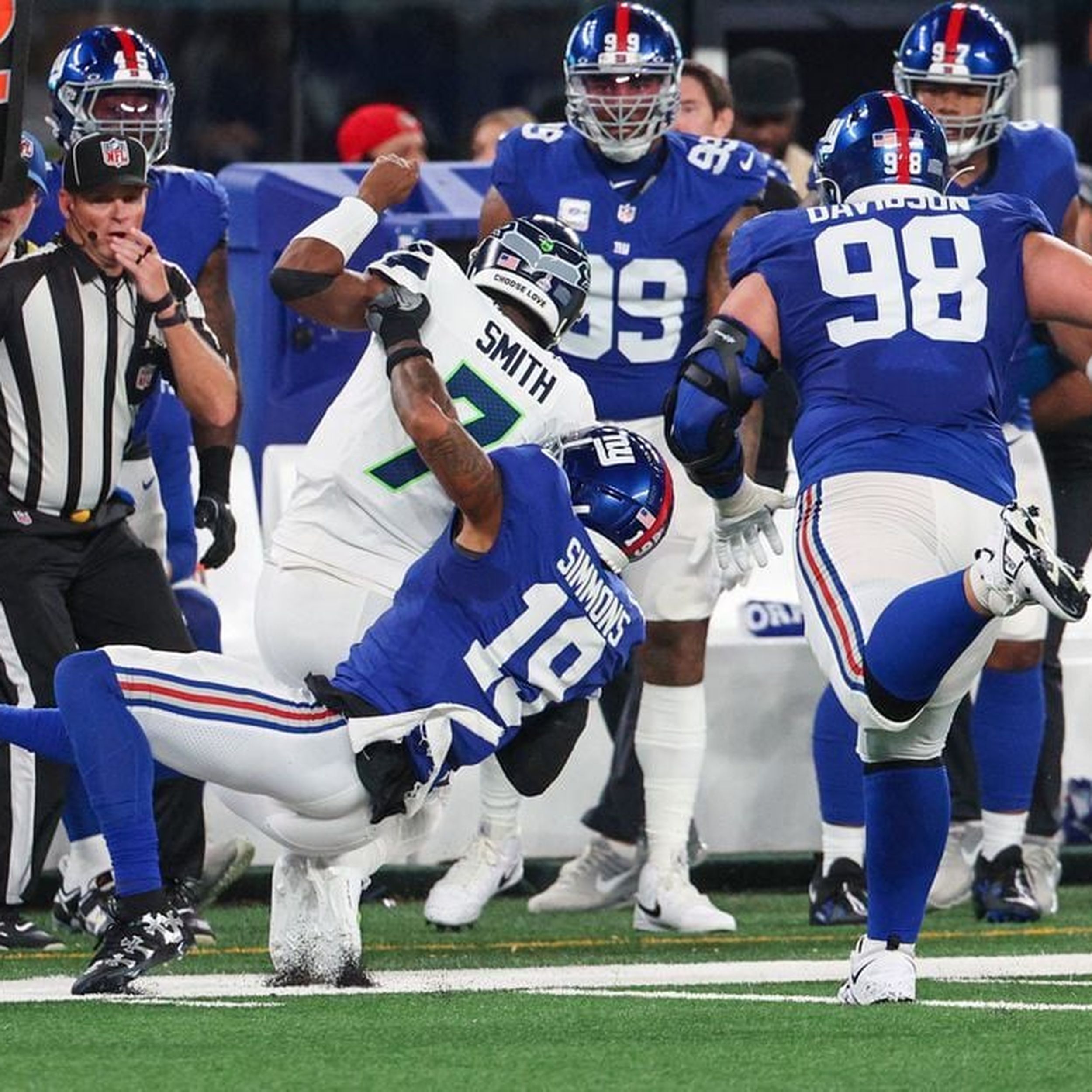 Geno Smith returns to Giants' game vs. Seahawks after leaving with knee  injury