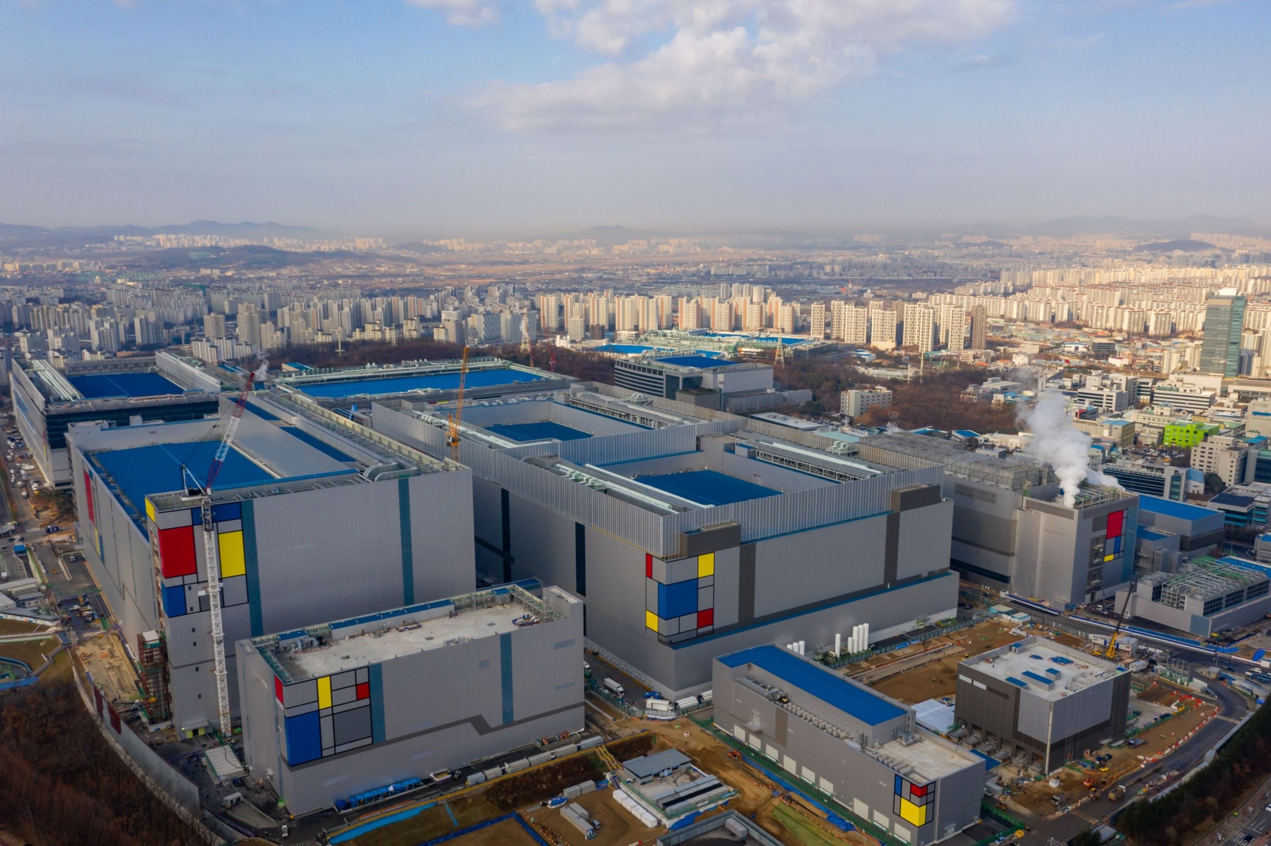 Samsung Is First To Start Mass Production Of 3 Nanometer Chips The