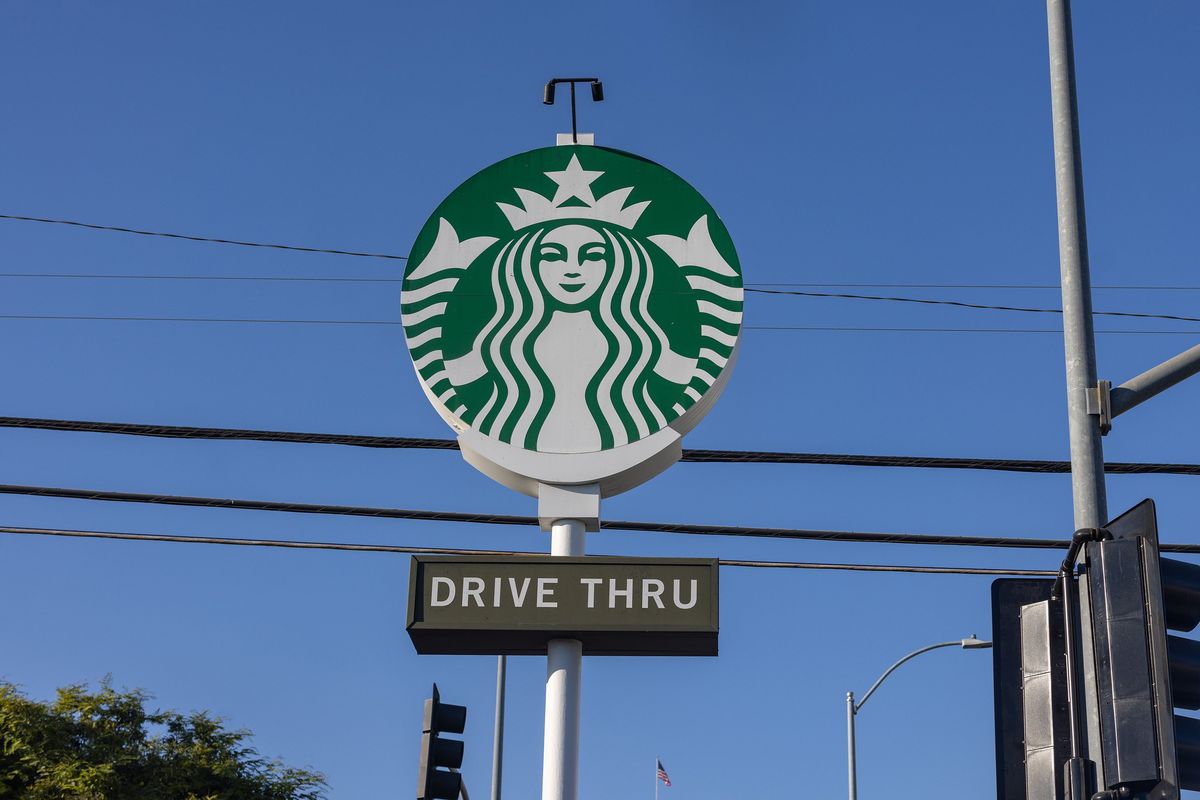 starbucks dress code 2024 Starbucks' latest update is changing its for store baristas to highlight their trademark green aprons. Store employees will have to wear a solid-color black shirt as well as choosing a The problem with Starbucks' new