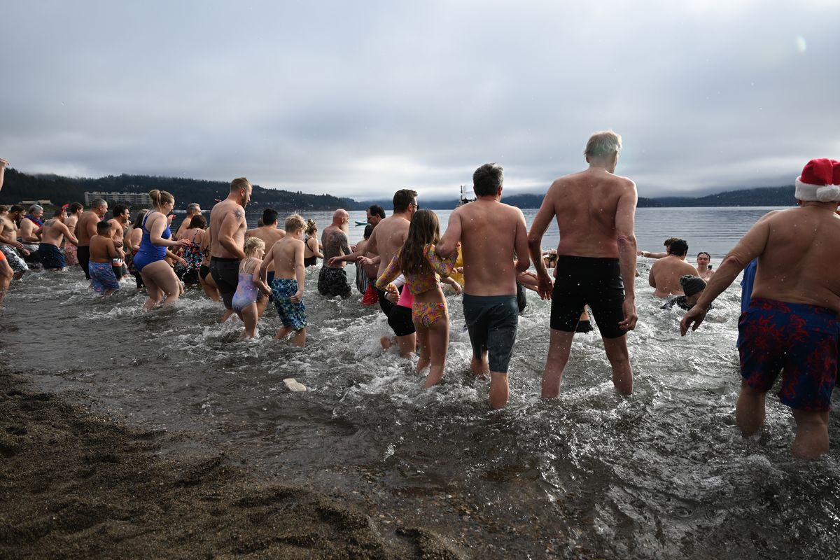 Hundreds plunge into Lake Coeur d'Alene to celebrate accomplishments, new  year