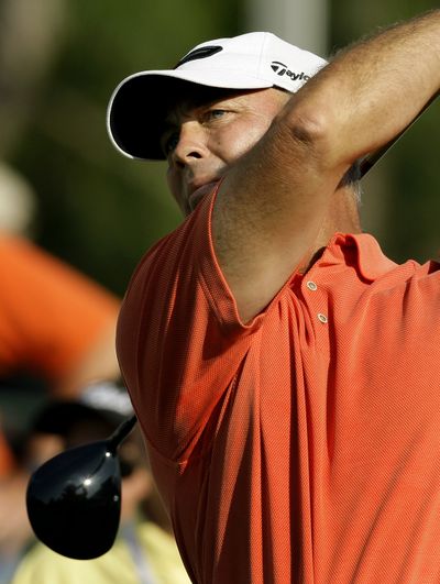 Tom Lehman follows the flight of his tee shot on the 18th hole.  (Associated Press / The Spokesman-Review)