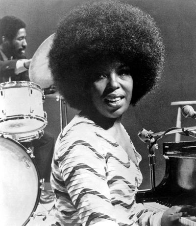 American jazz, soul and folk musician Roberta Flack performs onstage in 1971.  (Michael Ochs Archives)