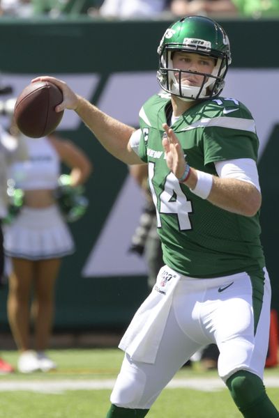 New York Jets quarterback Sam Darnold (14) throws a pass during the first half of an NFL football game against the Buffalo Bills Sunday, Sept. 8, 2019, in East Rutherford, N.J. (Bill Kostroun / Associated Press)