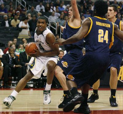 
From left: Oregon's Bryce Taylor drives to the basket around California's Alex Pribble, Theo Robertson, and Ryan Anderson. 
 (Associated Press / The Spokesman-Review)