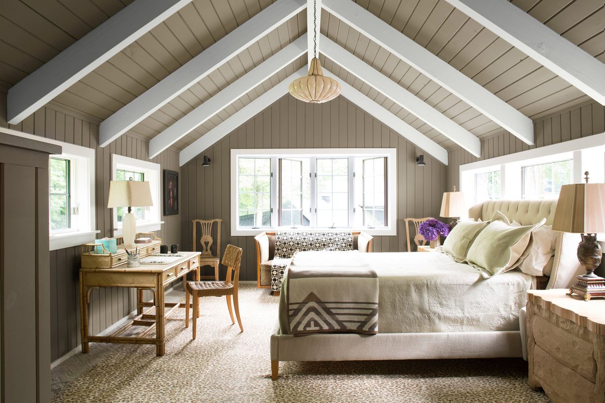 A ceiling painted in Copley Gray by Benjamin Moore in Ultra Flat finish.  (Courtesy Benjamin Moore)