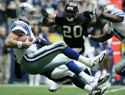 
Dallas Cowboys veteran quarterback Drew Bledsoe doesn't appreciate being told to take a seat. 
 (Associated Press / The Spokesman-Review)