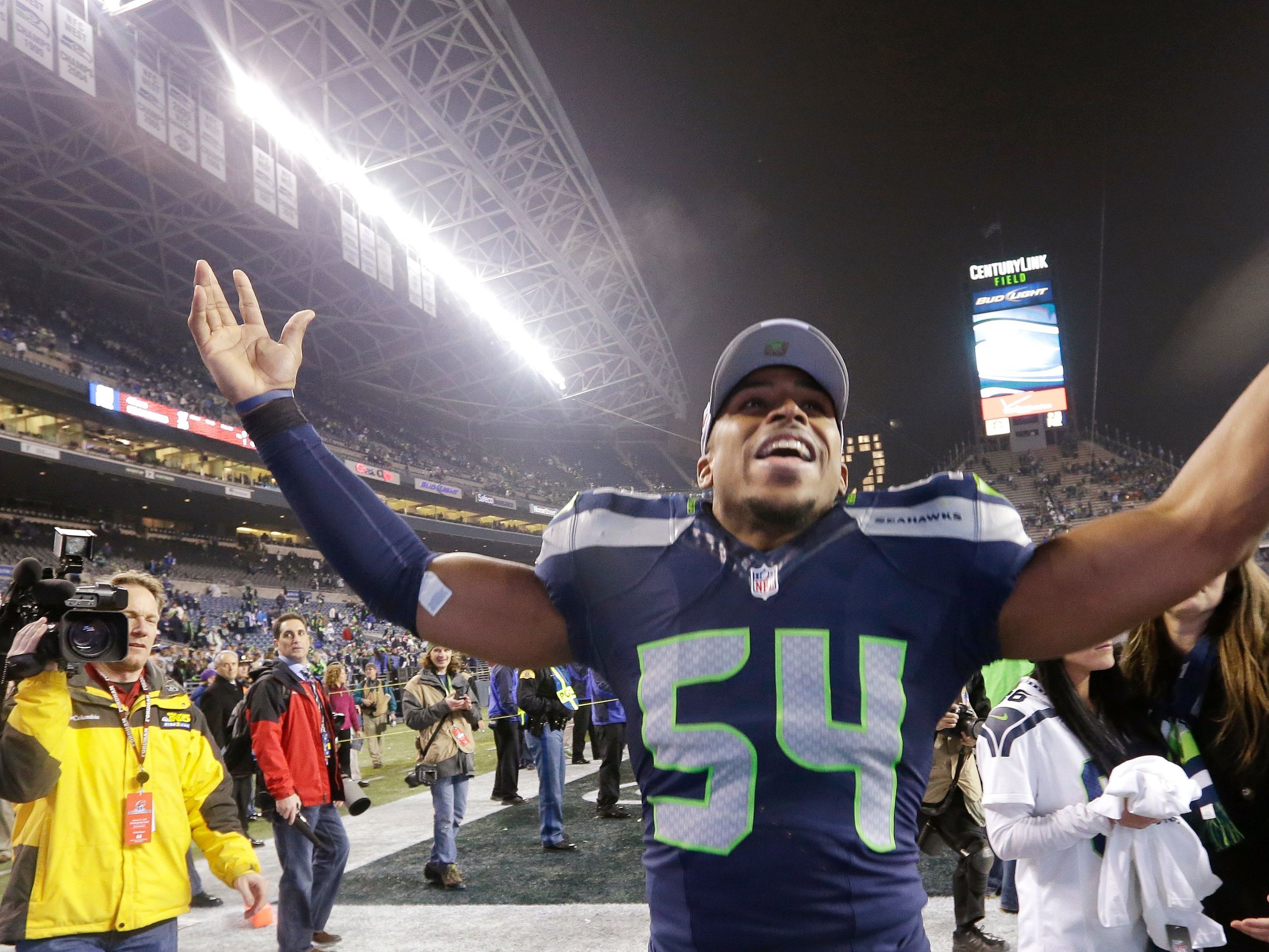 Seahawks players and fans celebrate Bobby Wagner's return