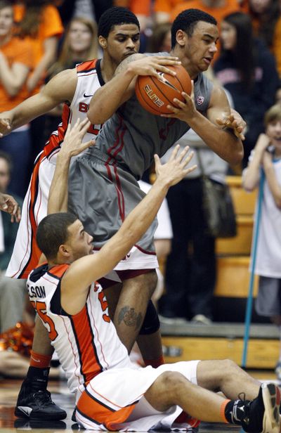Roberto Nelson reaches for the ball from the floor as WSU guard DaVonte Lacy pulls it away. (Associated Press)
