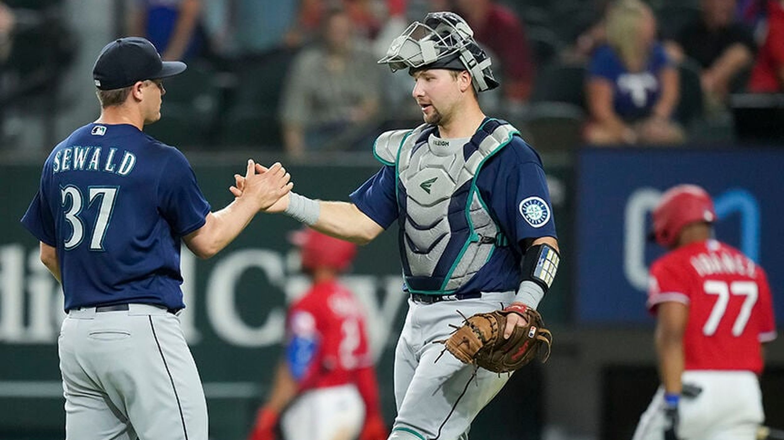 Seattle Mariners' Teoscar Hernandez Makes a Trade with Some Young Fans on  Friday - Fastball