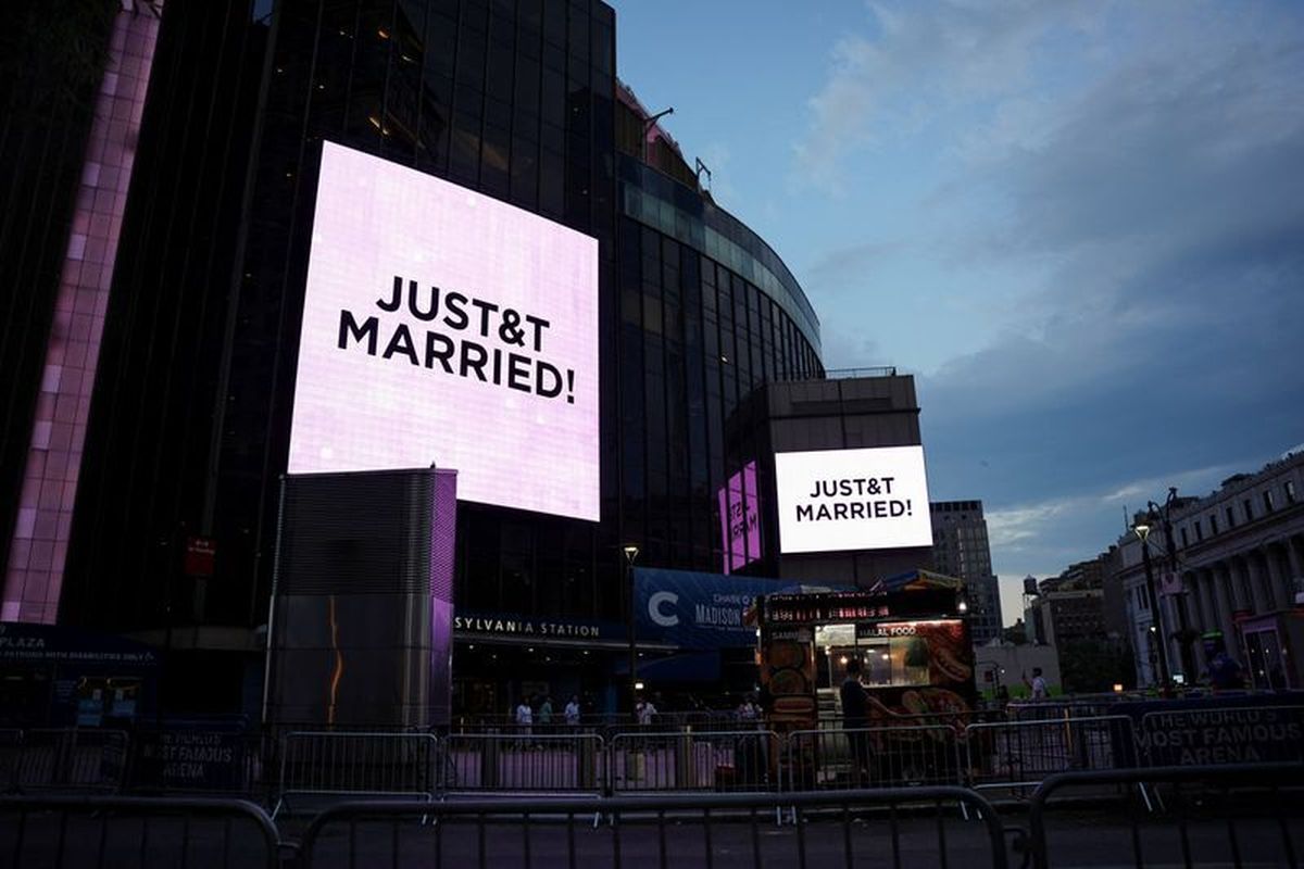 A screen displays a message referencing singer Taylor Swift and National Football League (NFL) player Travis Kelce outside Madison Square Garden, the venue for their reported wedding celebrations, in New York, U.S., July 3, 2026. REUTERS/Angelina Katsanis (Angelina Katsanis)