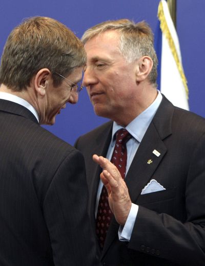 Hungary’s Prime Minister Ferenc Gyurcsany, left, shakes hands with Czech Republic’s Prime Minister Mirek Topolanek during arrivals for an EU summit Sunday.  (Associated Press / The Spokesman-Review)