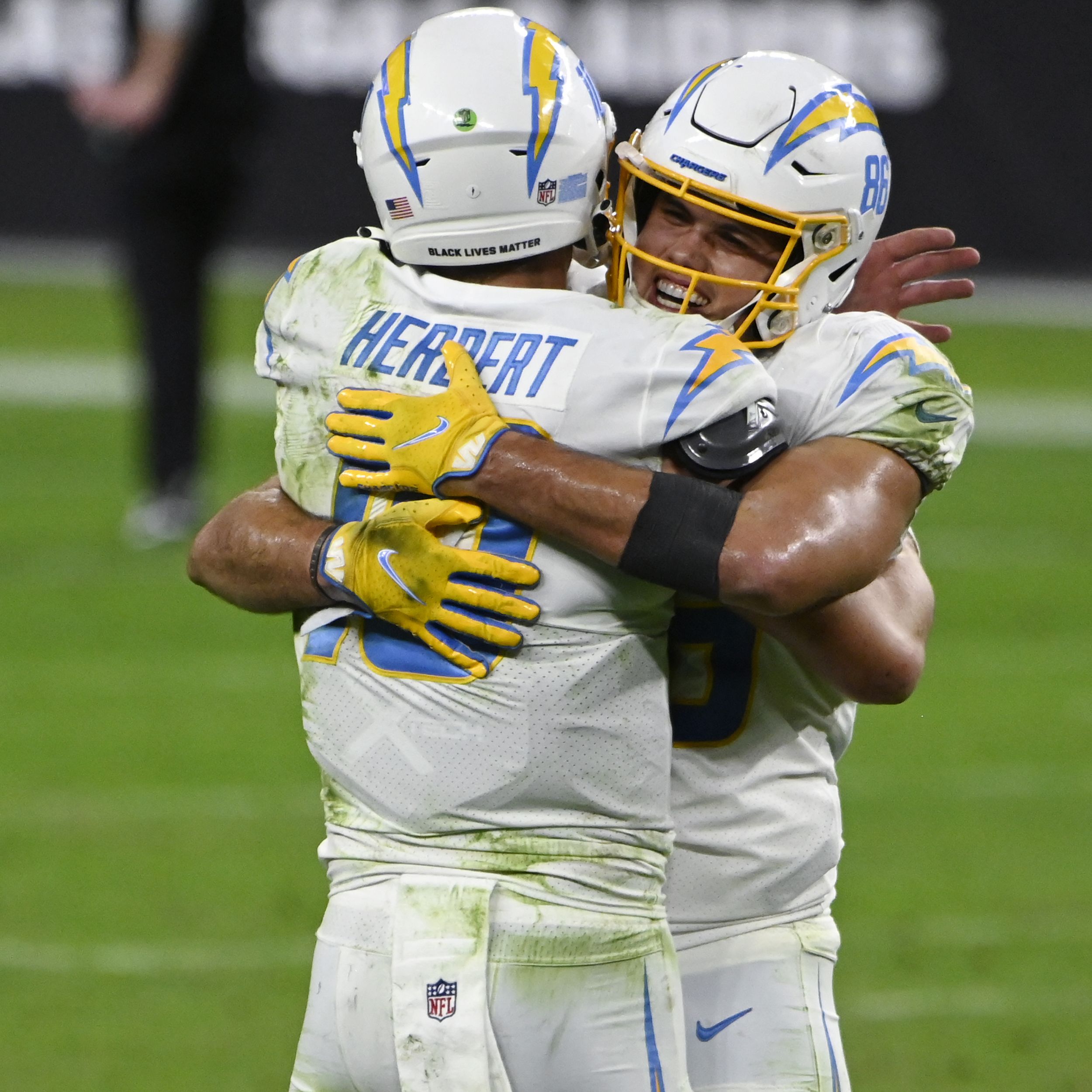 Herbert, Chargers outlast Raiders for overtime win on 'TNF' 