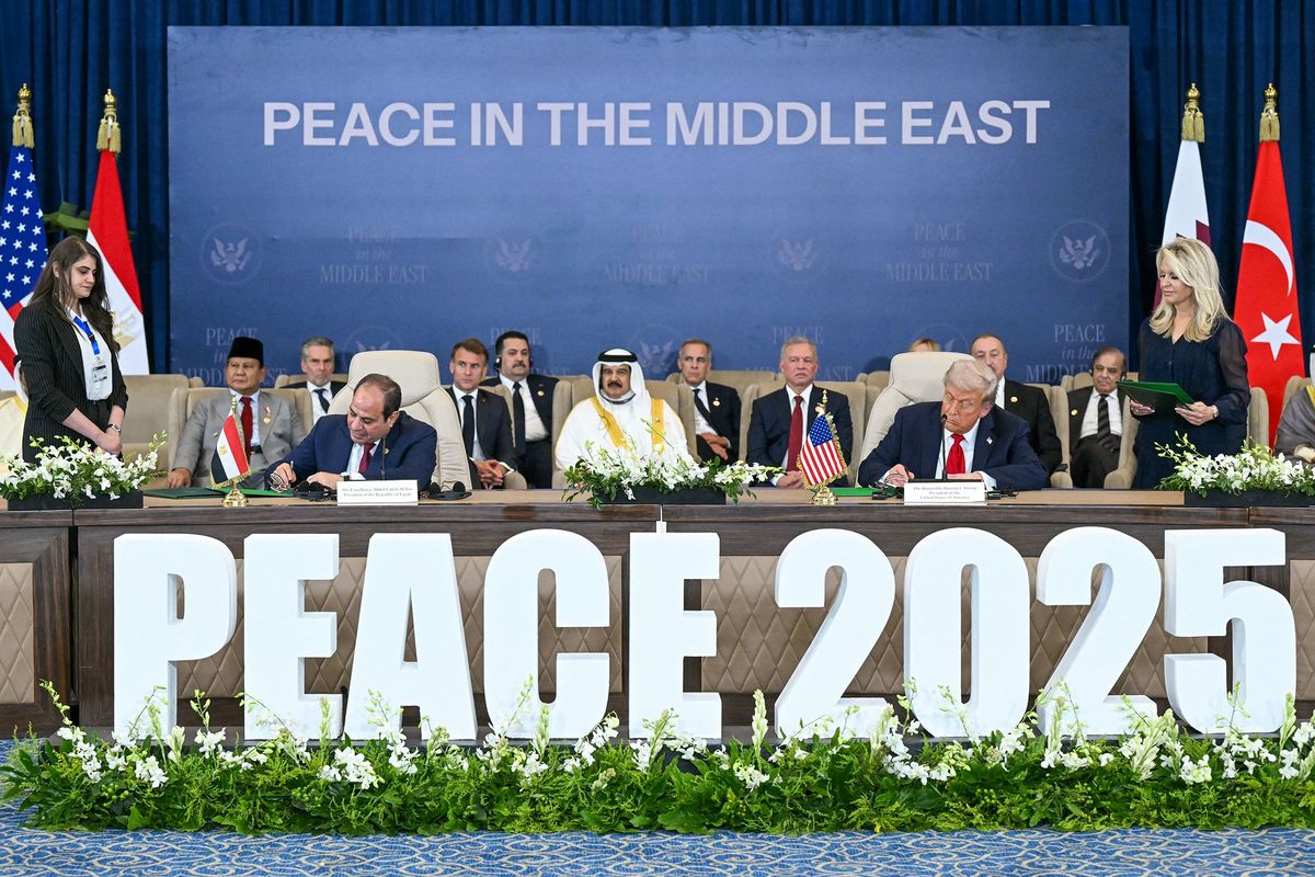 Egypt’s President Abdel-Fattah al-Sissi, left, and U.S. President Donald Trump sign documents during a summit on Gaza on Monday in Sharm el-Sheikh, Egypt. (Getty Images)