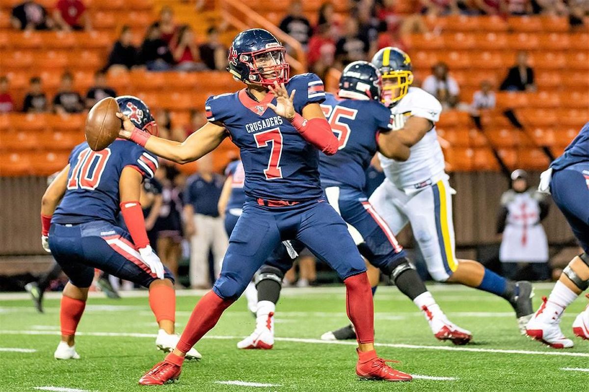 Saint Louis quarterback Jayden de Laura (7) tosses a pass during the first half of a game against rival Punahou. De Laura committed to Mike Leach and Washington State Wednesday afternoon. (Honolulu Star-Advertiser / Courtesy)