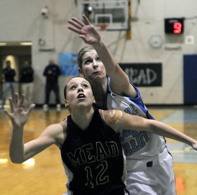 Mead’s Kalee Junkermier blocks out Central Valley’s Loree Hills for rebounding position. (Dan Pelle)