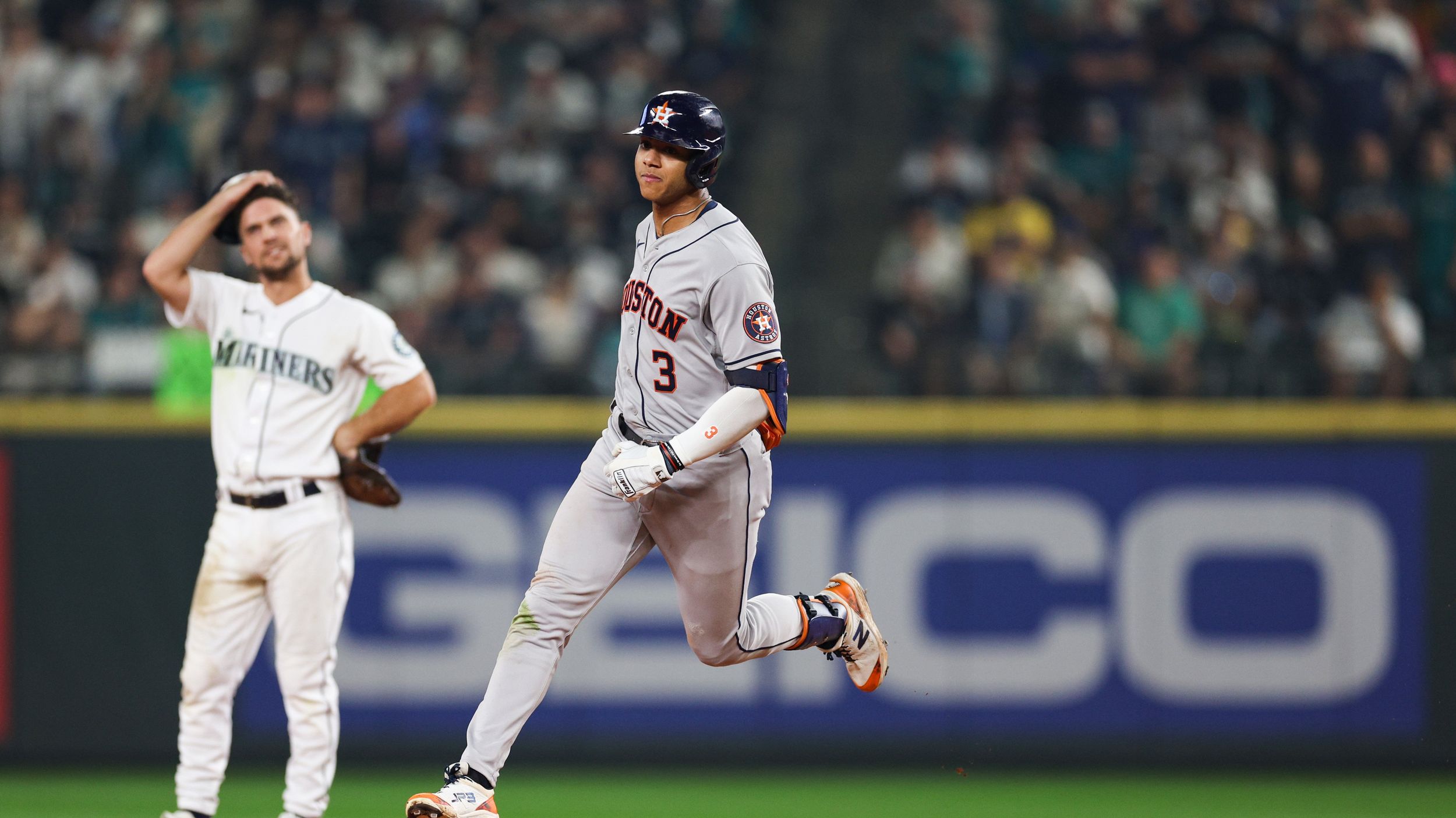 Mariners squander chances in loss in 10 to Astros