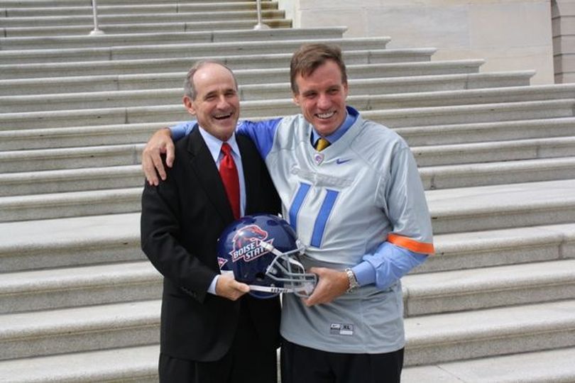 Sens. Jim Risch of Idaho and Mark Warner of Virginia pose on the U.S. Capitol steps as Risch collects a bet with Warner over the BSU-Virginia Tech football game; Warner is wearing a Boise State jersey. (Courtesy photo / Office of Sen. Jim Risch)